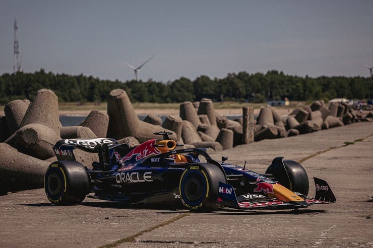 Red Bull F-1 īpašā foto sesijā viesojas Liepājā un Kuldīgā 395154