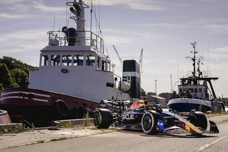 Red Bull F-1 īpašā foto sesijā viesojas Liepājā un Kuldīgā 395156