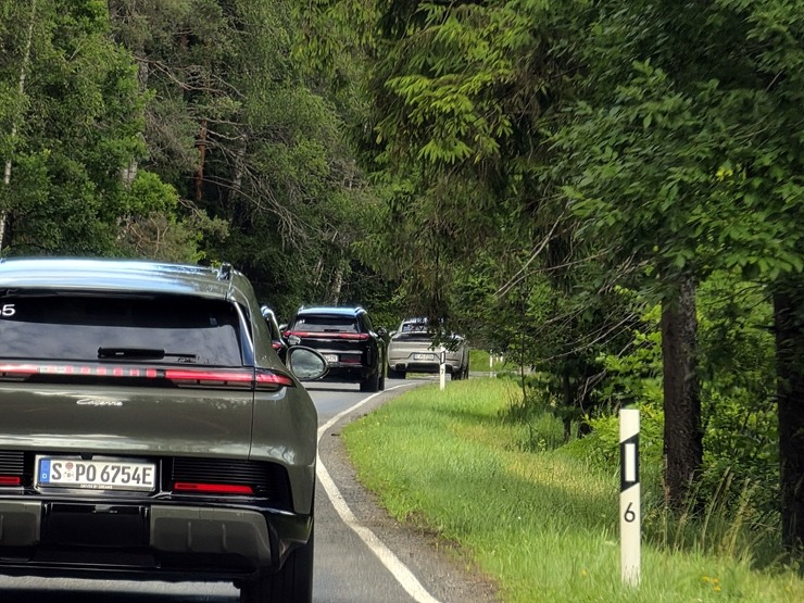 «Cayenne Road Show 2026» ietvaros dažādās trasēs iepazīstam jauno «Porsche Cayenne Electric» un «Porsche 911» modeļus 395305