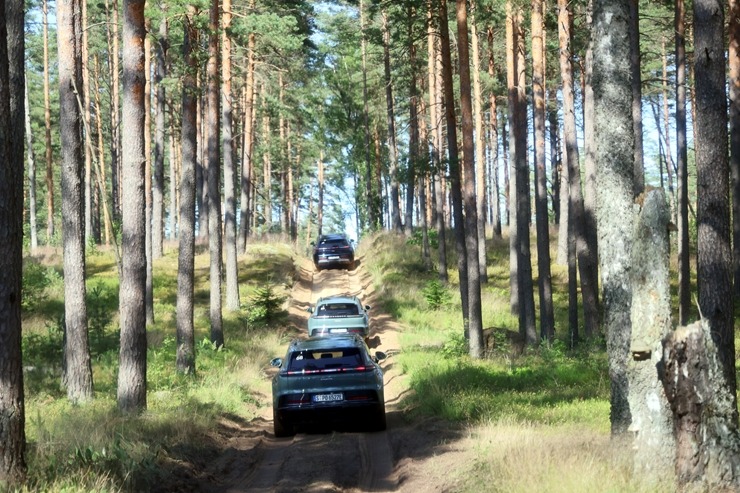 «Cayenne Road Show 2026» ietvaros dažādās trasēs iepazīstam jauno «Porsche Cayenne Electric» un «Porsche 911» modeļus 395286