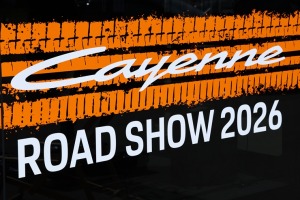 «Cayenne Road Show 2026» ietvaros dažādās trasēs iepazīstam jauno «Porsche Cayenne Electric» un «Porsche 911» modeļus 1