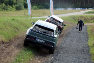«Cayenne Road Show 2026» ietvaros dažādās trasēs iepazīstam jauno «Porsche Cayenne Electric» un «Porsche 911» modeļus 14