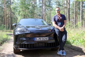 «Cayenne Road Show 2026» ietvaros dažādās trasēs iepazīstam jauno «Porsche Cayenne Electric» un «Porsche 911» modeļus 16