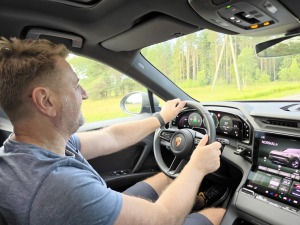 «Cayenne Road Show 2026» ietvaros dažādās trasēs iepazīstam jauno «Porsche Cayenne Electric» un «Porsche 911» modeļus 24