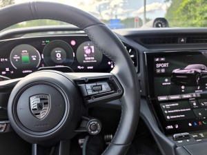«Cayenne Road Show 2026» ietvaros dažādās trasēs iepazīstam jauno «Porsche Cayenne Electric» un «Porsche 911» modeļus 25