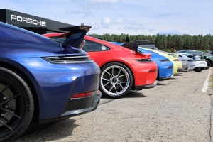 «Cayenne Road Show 2026» ietvaros dažādās trasēs iepazīstam jauno «Porsche Cayenne Electric» un «Porsche 911» modeļus 3