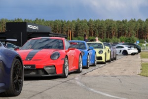 «Cayenne Road Show 2026» ietvaros dažādās trasēs iepazīstam jauno «Porsche Cayenne Electric» un «Porsche 911» modeļus 33