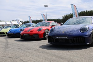 «Cayenne Road Show 2026» ietvaros dažādās trasēs iepazīstam jauno «Porsche Cayenne Electric» un «Porsche 911» modeļus 4
