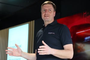 «Cayenne Road Show 2026» ietvaros dažādās trasēs iepazīstam jauno «Porsche Cayenne Electric» un «Porsche 911» modeļus 44