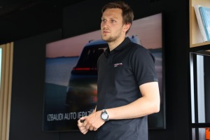 «Cayenne Road Show 2026» ietvaros dažādās trasēs iepazīstam jauno «Porsche Cayenne Electric» un «Porsche 911» modeļus 45