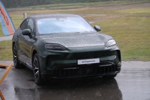 «Cayenne Road Show 2026» ietvaros dažādās trasēs iepazīstam jauno «Porsche Cayenne Electric» un «Porsche 911» modeļus 50