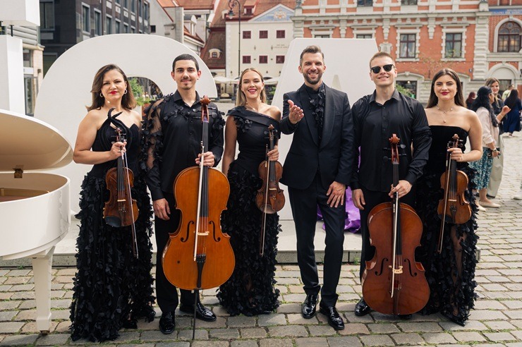 «Gala Galante. Viva La Musica!» mākslinieki pārvērš Vecrīgu par neparastu skatuvi 395369