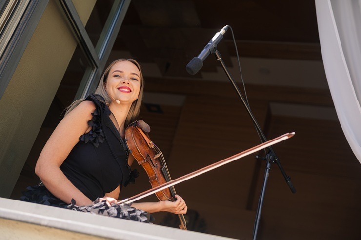 «Gala Galante. Viva La Musica!» mākslinieki pārvērš Vecrīgu par neparastu skatuvi 395362