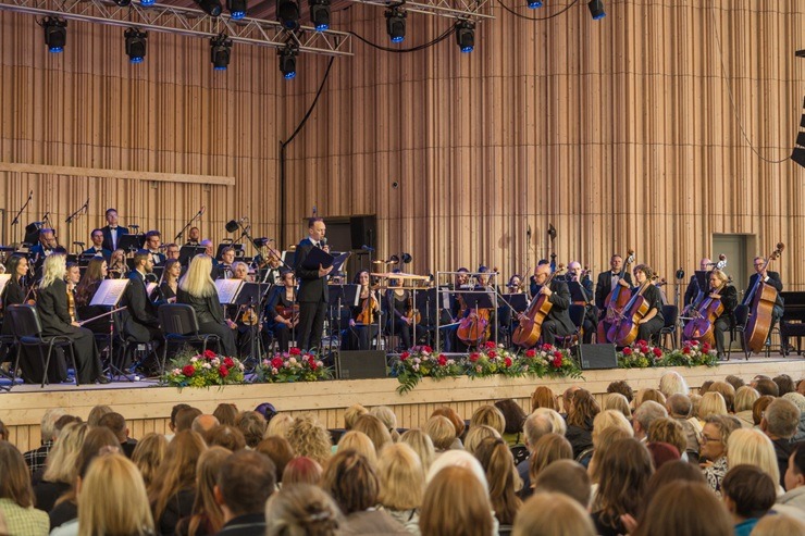 Uz «Pūt, vējiņi!» skatuves tiekas ar latviešu vijolniece Kristīne Balanas un franču pianists Likā Debargs 395376