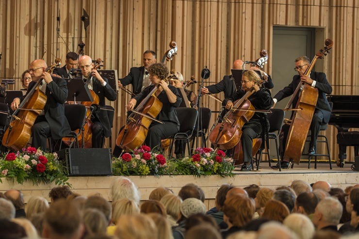 Uz «Pūt, vējiņi!» skatuves tiekas ar latviešu vijolniece Kristīne Balanas un franču pianists Likā Debargs 395377