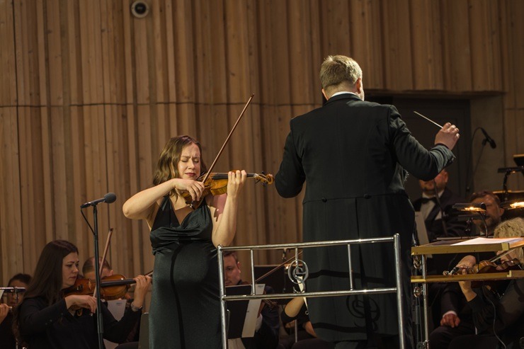 Uz «Pūt, vējiņi!» skatuves tiekas ar latviešu vijolniece Kristīne Balanas un franču pianists Likā Debargs 395378