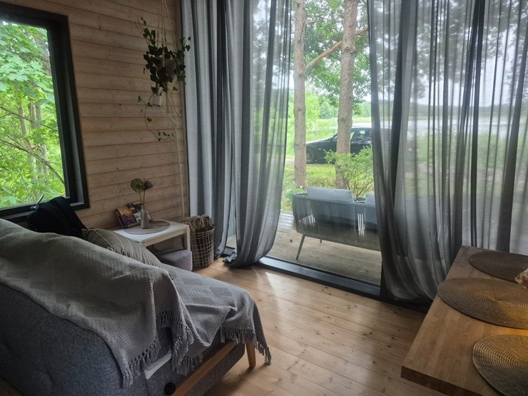 Travelnews un ķepainis Šeidins atpūšas no ikdienas «Glamping Tērvete» 395441