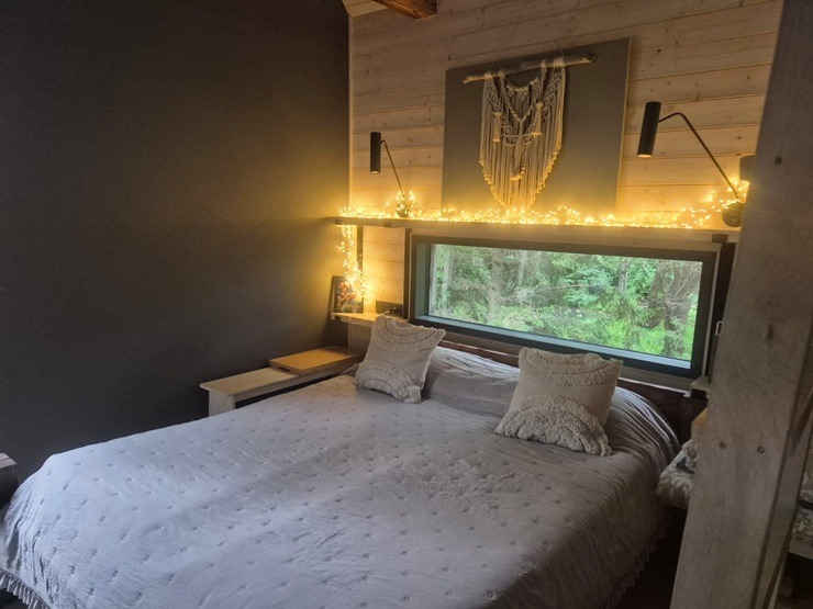 Travelnews un ķepainis Šeidins atpūšas no ikdienas «Glamping Tērvete» 395442