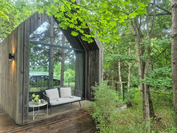 Travelnews un ķepainis Šeidins atpūšas no ikdienas «Glamping Tērvete» 395445