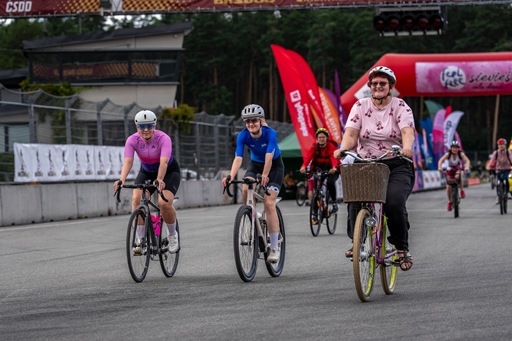 FeelFree Sieviešu Velo diena Biķerniekos pulcē teju 900 dalībnieču 395500