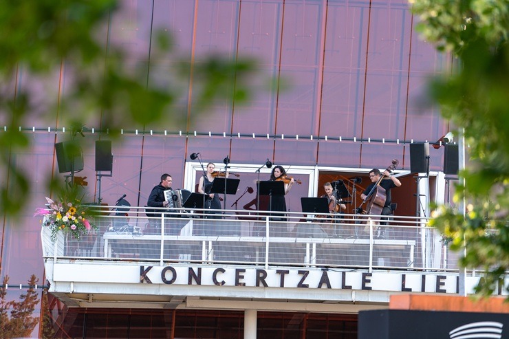 Liepājas koncertzāles muzikālais pikniks pulcē plašu klausītāju loku 395771