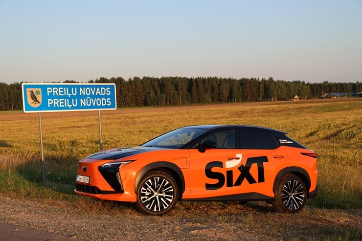 Sadarbībā ar «SIXT Latvia» un «Lexus RZ 500e» (no 855 eiro mēnesī) apceļojam Krustpili un Preiļu novadu 395844