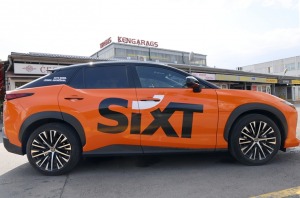 Sadarbībā ar «SIXT Latvia» un «Lexus RZ 500e» (no 850 eiro mēnesī) iepazīstam Ķengaraga režģotos logus 2
