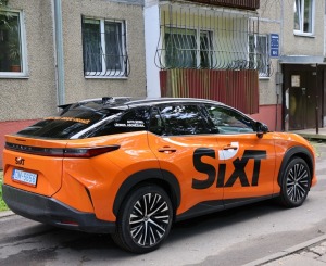 Sadarbībā ar «SIXT Latvia» un «Lexus RZ 500e» (no 850 eiro mēnesī) iepazīstam Ķengaraga režģotos logus 44