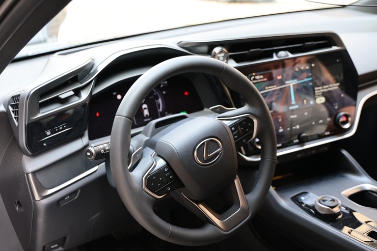 Sadarbībā ar «SIXT Latvia» un «Lexus RZ 500e» (no 850 eiro mēnesī) apceļojam Daugavpili un Augšdaugavas novadu 396032