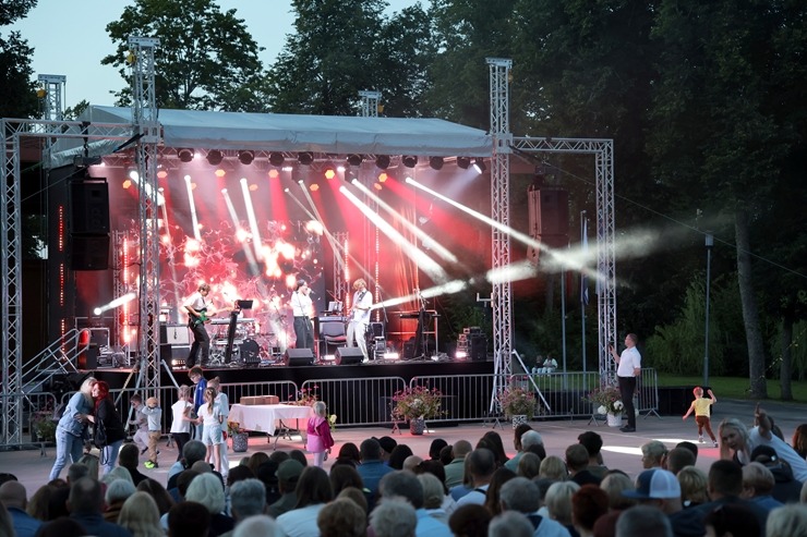 Annas dienas Krāslavas novada Dagdā apmeklē liels vietējo un pilsētas ciemiņu skaits 396220