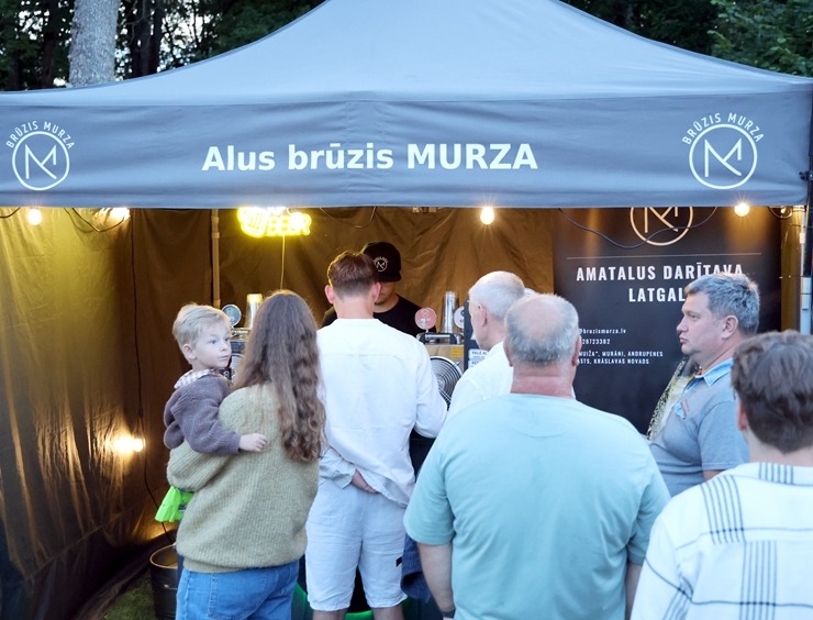 Annas dienas Krāslavas novada Dagdā apmeklē liels vietējo un pilsētas ciemiņu skaits 396235
