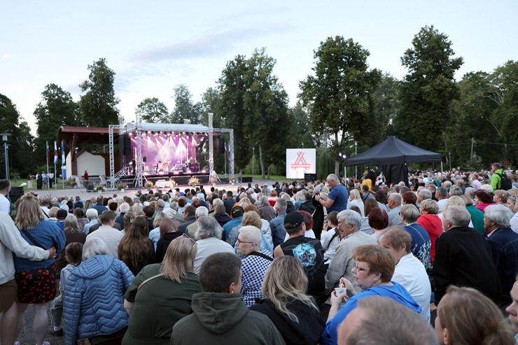 Annas dienas Krāslavas novada Dagdā apmeklē liels vietējo un pilsētas ciemiņu skaits 396207