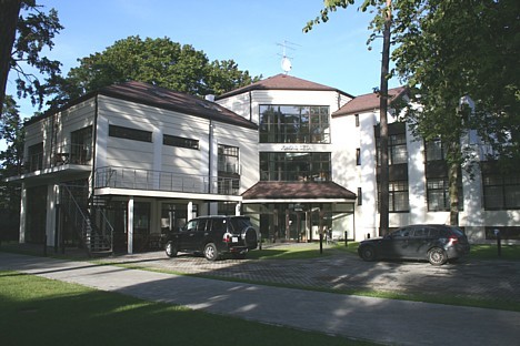 Viesnīca Jomas sēta atrodas Jūrmalā uz Smilšu ielas 11, kur jau pulcējas vairākas viesnīcas kā Baltā pūce vai Jūrmala Spa Viesnīca Jomas sēta atrodas Jūrmalā uz Smilšu ielas 11, kur jau pulcējas vairākas viesnīcas kā Baltā pūce vai Jūrmala Spa 18545