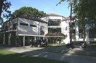 Viesnīca Jomas sēta atrodas Jūrmalā uz Smilšu ielas 11, kur jau pulcējas vairākas viesnīcas kā Baltā pūce vai Jūrmala Spa 1
