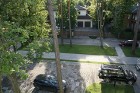 Viesnīcai ir savs auto stāvlaukums 14