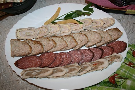 Latgales viesības vēl var sastapt pašu gatavotus produktus, kur saimnieks zina stāstīt par katru gaļas gabalu Latgales viesības vēl var sastapt pašu gatavotus produktus, kur saimnieks zina stāstīt par katru gaļas gabalu 18905