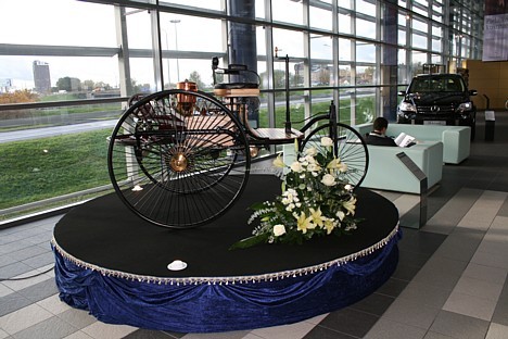 Izstādē ir 1886. gadā Karl Benz radītais pasaulē pirmais motorizētais automobilis Benz-Patent-Motor Car, kas ir mūsdienu automašīnas priekšgājējs un p Izstādē ir 1886. gadā Karl Benz radītais pasaulē pirmais motorizētais automobilis Benz-Patent-Motor Car, kas ir mūsdienu automašīnas priekšgājējs un p 18940