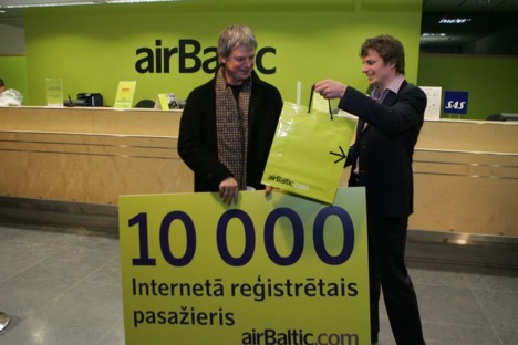 Laimīgais pasažieris dāvanā no airBaltic saņēma bezmaksas lidojumus divām personām no Rīgas vai Viļņas lidostas uz jebkuru no tiešo reisu galamērķiem Laimīgais pasažieris dāvanā no airBaltic saņēma bezmaksas lidojumus divām personām no Rīgas vai Viļņas lidostas uz jebkuru no tiešo reisu galamērķiem 19256