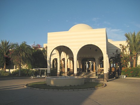 Arābu stilā celtā viesnīca Oberoi Sahl Hasheesh atrodas jūras krastā, 25 km līdz Hurgadas centram - Sakkala, aptuveni 17 km līdz Hurgadas lidostai Arābu stilā celtā viesnīca Oberoi Sahl Hasheesh atrodas jūras krastā, 25 km līdz Hurgadas centram - Sakkala, aptuveni 17 km līdz Hurgadas lidostai 19493