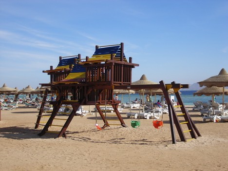 Šarm el Šeihas kūrorta viesnīcas piedāvā izklaides iespējas bērniem, kā arī aukles pakalpojumus. Viesnīcas Baron Resort bērnu laukums Šarm el Šeihas kūrorta viesnīcas piedāvā izklaides iespējas bērniem, kā arī aukles pakalpojumus. Viesnīcas Baron Resort bērnu laukums 19991