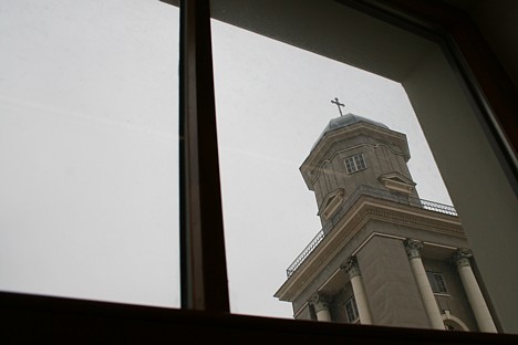 Guli gultā un skaties baznīcas tornī. No viesnīcas logiem paveras brīnišķīgs skats uz lielāko koka baznīcas celtni Latvijā Jēzus baznīcu. Guli gultā un skaties baznīcas tornī. No viesnīcas logiem paveras brīnišķīgs skats uz lielāko koka baznīcas celtni Latvijā Jēzus baznīcu. 20002