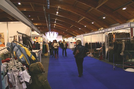 Izstāde piedāvā daudzveidīgu preču un pakalpojumu ekspozīciju, modes skates, seminārus par modes mārketingu un 2008./2009. sezonas modes kolekciju pre Izstāde piedāvā daudzveidīgu preču un pakalpojumu ekspozīciju, modes skates, seminārus par modes mārketingu un 2008./2009. sezonas modes kolekciju pre 20705