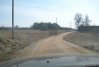 Vienkāršs zemes ceļš (1,2 km) aizvedīs pie atpūtas kompleksa 2