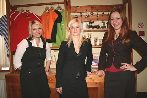 Cēsu TIC viesus sagaida Evita Kinča, Liene Kiršteine (TIC vadītāja) un Maija Šteina (TIC galvenā speciāliste) 22002
