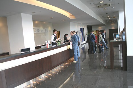 Reval Hotel Lietuva recepcija. Viesnīca piedāvā 291 numuru, kas ir lielākais numuru skaits Viļņā vienā viesnīcas kompleksā 22296
