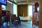 Viesnīca „Promenade Hotel” saviem viesiem piedāvā 2 lukss klases numurus – vienvietīgus un divvietīgus – ar kopējo gultu. Plašie, moderni aprīkotie un 8