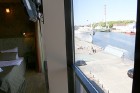 No viesnīcas loga paveras skats uz liepājas ostu, kurā bieži piestāj kugi gan no Latvijas, gan no citām Eiropas valstīm 12
