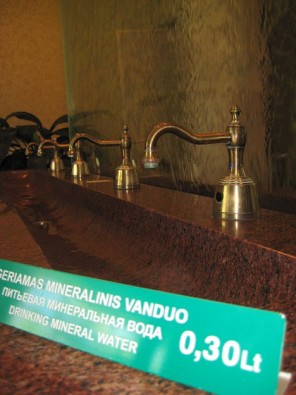 Ikvienam Veselības centra apmeklētājam ir iespēja ienākt centrā un padzerties minerālūdeni 22936
