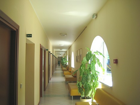 Ārstniecības iestādes plašie un modernie gaiteņi 22940