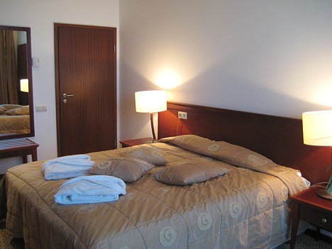 Viesiem ir pieejami arī divi apartamenta tipa numuriņi. Šajos numuriņos ir kamīns, pie kura var pasēdēt un atpūsties vakarā, liela vanna, kā arī plaša 23108